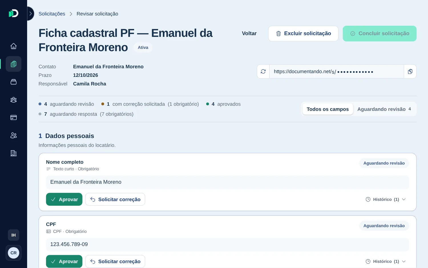 Revisão de uma ficha cadastral, com o resumo do que aguarda revisão, foi aprovado ou precisa de correção e os botões Aprovar e Solicitar correção em cada campo.