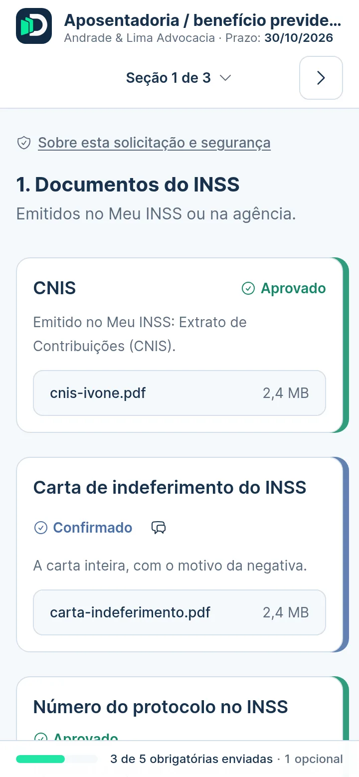 Solicitação previdenciária aberta no celular do cliente, na seção Documentos do INSS, com o CNIS aprovado, a carta de indeferimento enviada e a barra de progresso dos itens obrigatórios.
